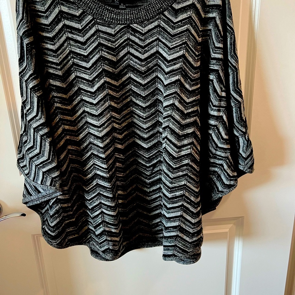 Adorable sweater, dolman sleeved, great condition! Don’t miss this cute item!